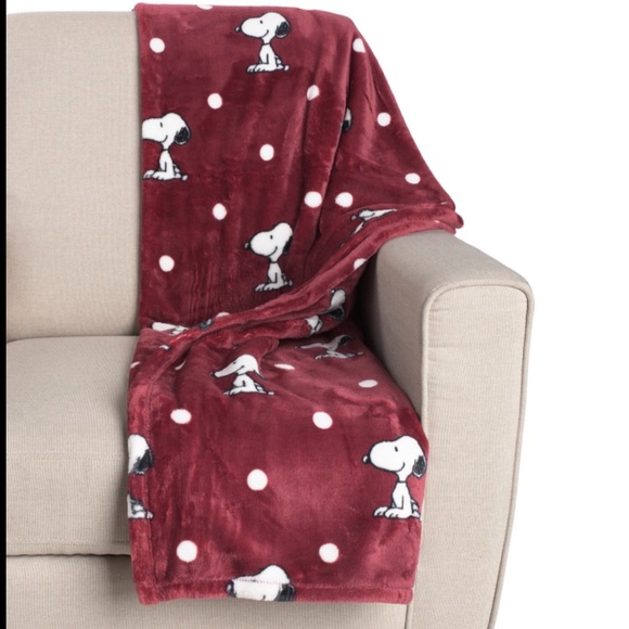 Berkshire Snoopy Sitting Dot Throw-50” x 70” - Picture 1 of 5